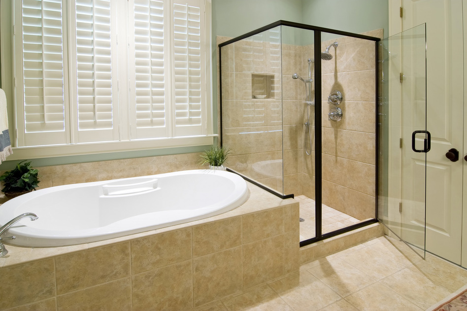 Stand-up shower in bathroom